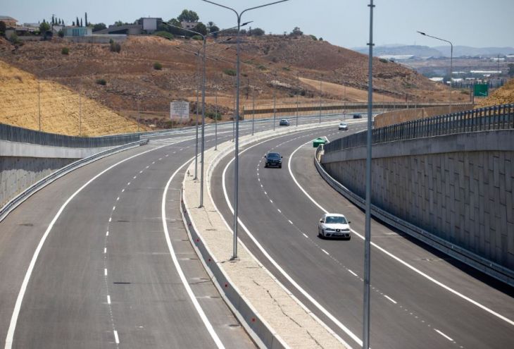 На шоссе Ларнака — Никосия столкнулись две машины. В них врезался третий автомобиль