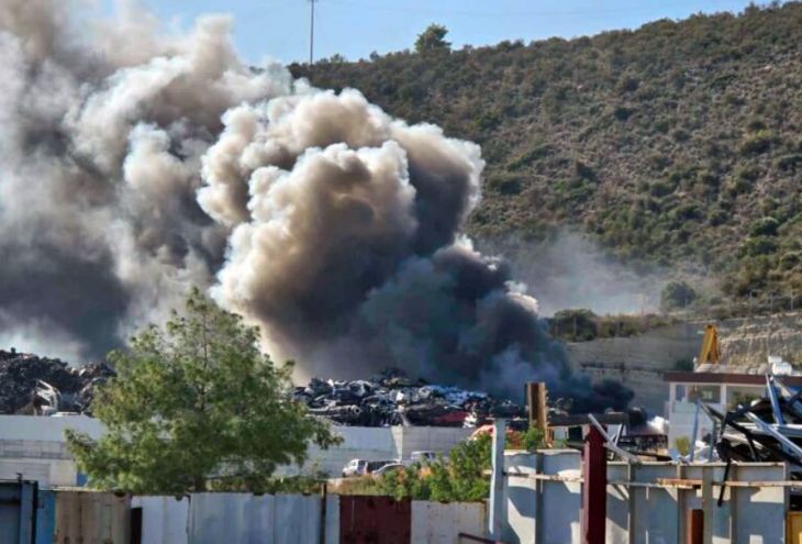 Пожар в пункте приема металлолома в Ипсонас. Клубы дыма видны издалека (видео)