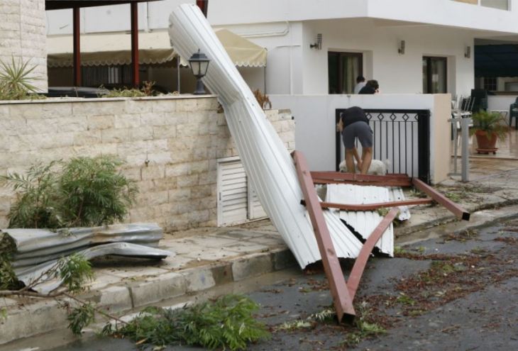 Торнадо обрушился на деревню Авгору. Повреждены жилые дома и сеть электроснабжения (видео)