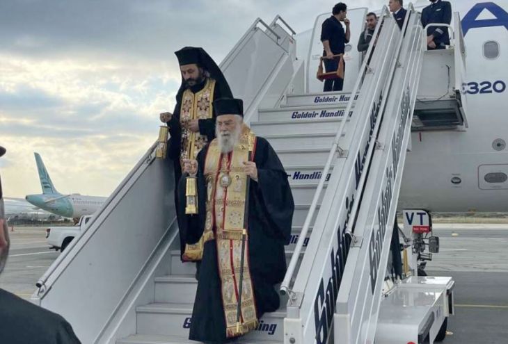 Вечером 11 апреля на Кипр прибыл Благодатный огонь 