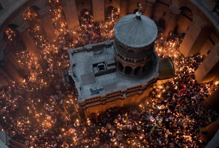 Вечером 19 апреля на Кипр прибыл Благодатный огонь из Иерусалима 