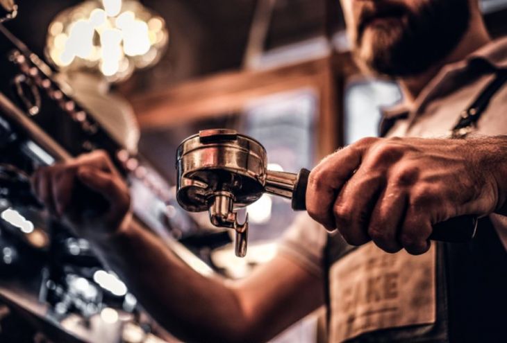 Жизнь на двух работах: истории Тасоса, Андреаса и Элени