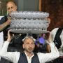 Динос Ккандис станцевал с 468 стаканами на голове. Это новый рекорд Гиннесса!