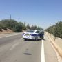 Мужчина проехал на капоте движущегося автомобиля 2 км. После ДТП на шоссе близ Ларнаки