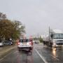 На Кипр обрушились ливни: часть дорог в регионах Никосии и Ларнаки превратились в реки, по которым плывут машины 