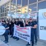 У здания минюста Кипра протестуют тюремные надзиратели. С плакатами и барабанами (видео)