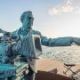 В Лимассоле установили скульптуру режиссера «Грека Зорбы» Михалиса Какоянниса